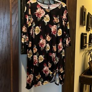 Light knit flower short swing dress with 3/4 sleeves and pockets.